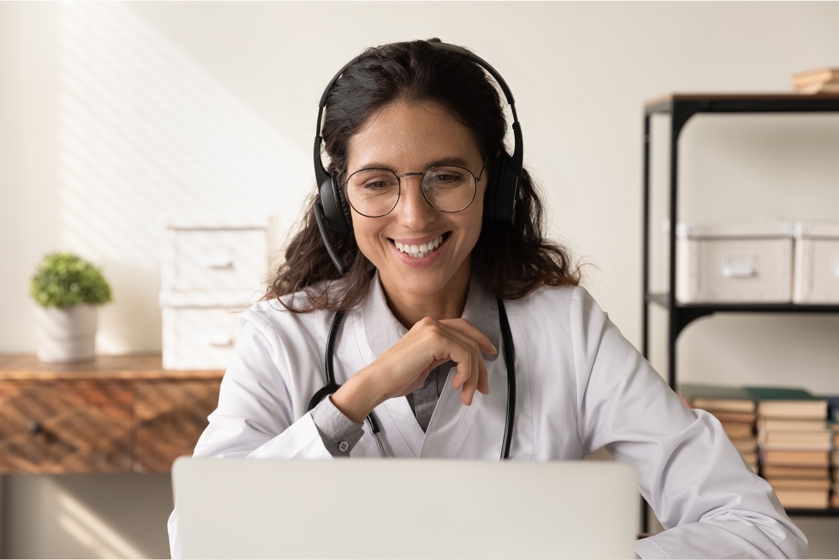 Atención del seguro médico online de viaje” Médica atendiendo online